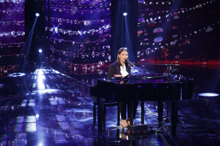 Bianca Alexe a surprins cu interpretarea ei la Romanii au Talent: „E foarte multa caldura in vocea ta plina!” - VIDEO Bianca Alexe a surprins cu interpretarea ei la Romanii au Talent: „E foarte multa caldura in vocea ta plina!” - VIDEO