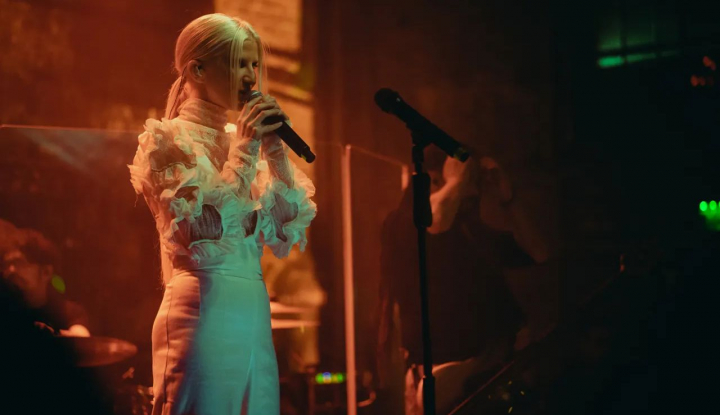 Dara revine in forta! Vezi cat de spectaculos a fost primul concert solo din ultimii 5 ani: „Se simte o crestere enorma a ei” - VIDEO Dara revine in forta! Vezi cat de spectaculos a fost primul concert solo din ultimii 5 ani: „Se simte o crestere enorma a ei” - VIDEO