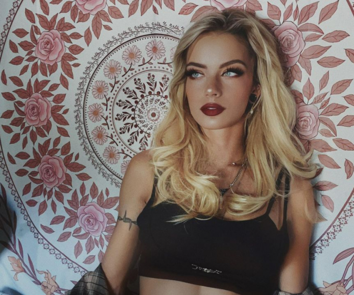 Ea este cea mai frumoasa soferita de tir! Care este povestea ei Ea este cea mai frumoasa soferita de tir! Care este povestea ei