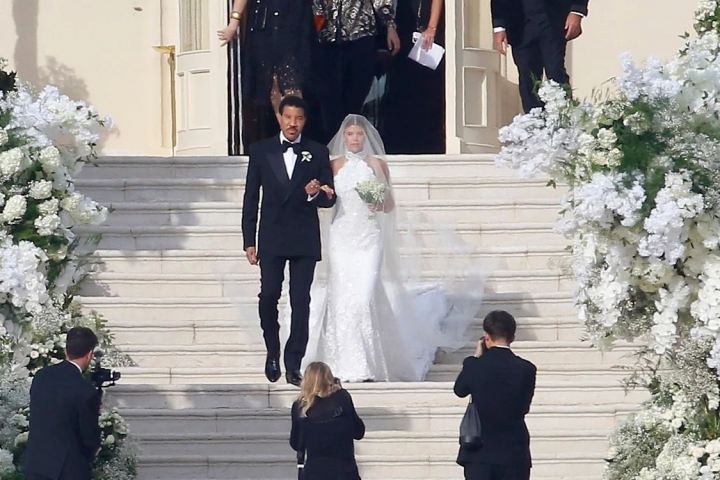 Nunta ca-n povesti pentru fiica lui Lionel Richie. Sofia Richie a fost o mireasa superba in Franta Nunta ca-n povesti pentru fiica lui Lionel Richie. Sofia Richie a fost o mireasa superba in Franta