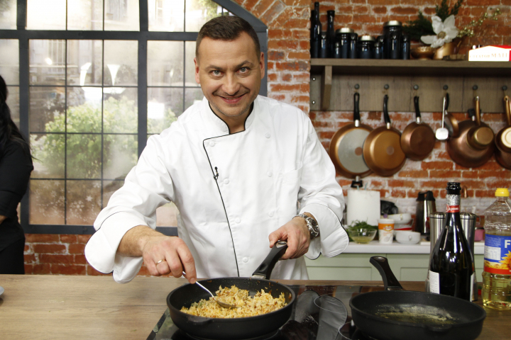 Administreaza un restaurant, este prezentatorul emisiunii „Gusturile se Discuta”, dar si un tata grijuliu. Afla de la Petru Chicu cum le reuseste pe toate - VIDEO Administreaza un restaurant, este prezentatorul emisiunii „Gusturile se Discuta”, dar si un tata grijuliu. Afla de la Petru Chicu cum le reuseste pe toate - VIDEO