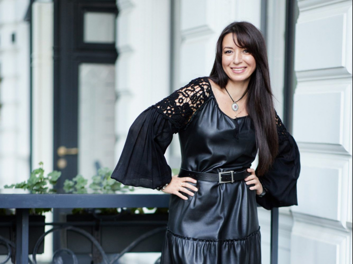 Vedetele autohtone ii poarta cu mandrie tinutele create de ea! Rodica Nicov: „Ei sunt de acord sa astepte cateva luni ca sa-si primeasca produsul” - VIDEO