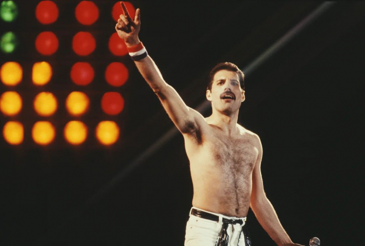 Suma halucinanta pentru care s-au vandut pantalonii lui Freddie Mercury - FOTO