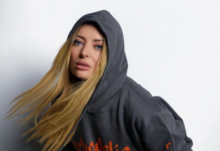 Delia, aspru criticata de fani pentru ipostaza in care apare: „Iti strici frumusetea cu tot felul de prostii! Ar trebui sa te imbraci ca o doamna” - FOTO Delia, aspru criticata de fani pentru ipostaza in care apare: „Iti strici frumusetea cu tot felul de prostii! Ar trebui sa te imbraci ca o doamna” - FOTO