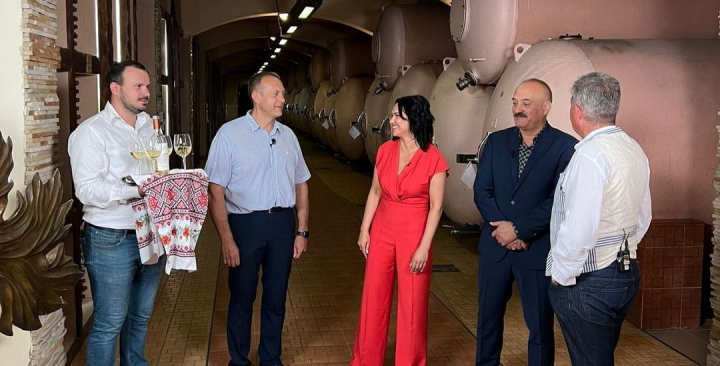 Au degustat vinuri de colectie si au aflat istoria cramei! Sergiu Nedelea si Gheorghe Topa, in vizita la Chateau Cojusna, in noul episod „Wine Trips Romania” - VIDEO