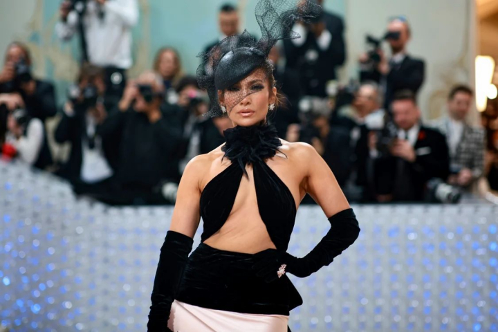 Jennifer Lopez, acoperita cu piese animal print de la gat pana in varful degetelor. New York i-a devenit podium de defilare - FOTO Jennifer Lopez, acoperita cu piese animal print de la gat pana in varful degetelor. New York i-a devenit podium de defilare - FOTO