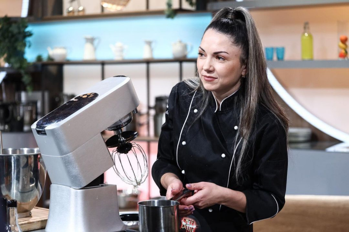 Si-a inceput cariera in calitate de chelner, dar a ajuns la Chefi la cutite! Afla povestea Irinei Fetcu si cum a fost experienta la emisiune - VIDEO Si-a inceput cariera in calitate de chelner, dar a ajuns la Chefi la cutite! Afla povestea Irinei Fetcu si cum a fost experienta la emisiune - VIDEO