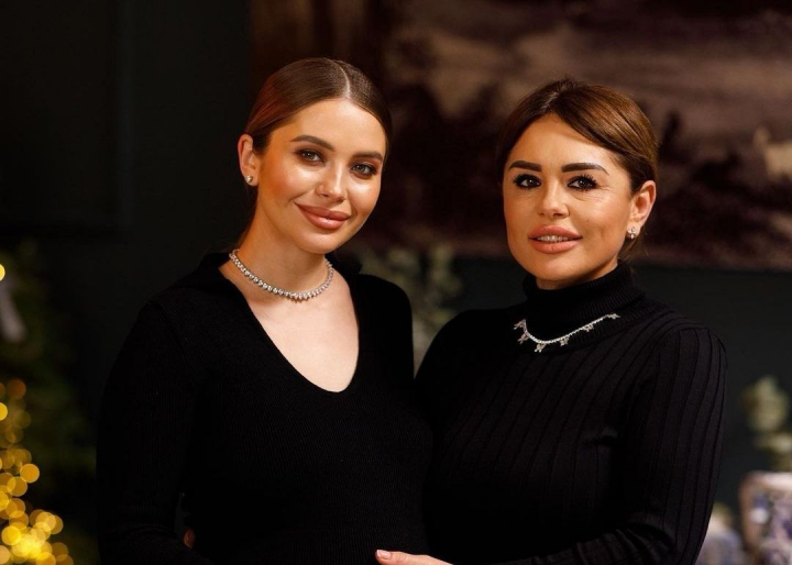 Parca sunt doua surori! Mama Gabriellei Damir - la 50 de ani, alaturi de familia sa - FOTO Parca sunt doua surori! Mama Gabriellei Damir - la 50 de ani, alaturi de familia sa - FOTO