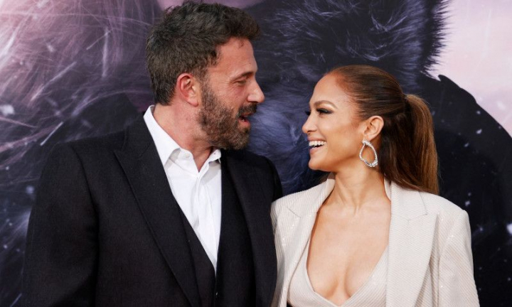 J.Lo si Ben Affleck, din nou tensionati la un eveniment. Cand au aparut in fata fotografilor, au zambit si s-au sarutat cu foc - FOTO