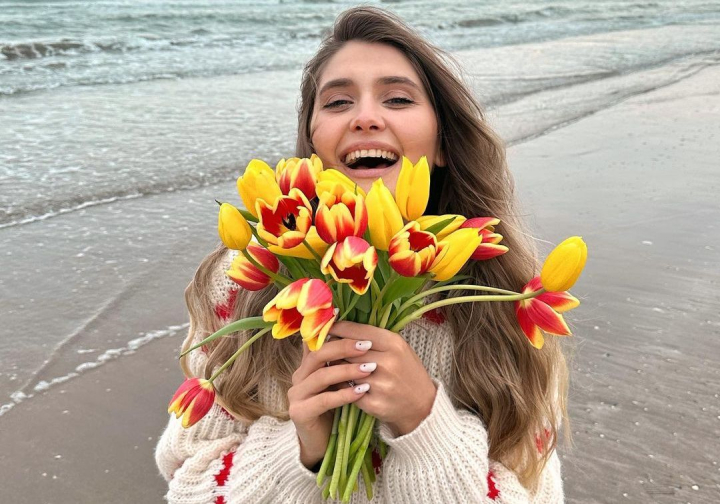 Imagini de poveste cu Mia Beschieri! Vezi cum a pozat bloggerita intr-un lan de maci: „Nu stiu unde gasesti tu toate locurile astea magice” - VIDEO Imagini de poveste cu Mia Beschieri! Vezi cum a pozat bloggerita intr-un lan de maci: „Nu stiu unde gasesti tu toate locurile astea magice” - VIDEO