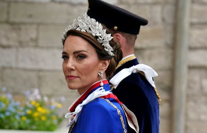Misterul rochiei lui Kate Middleton, explicat! Detaliul vestimentar care a lasat fanii regali nedumeriti - FOTO Misterul rochiei lui Kate Middleton, explicat! Detaliul vestimentar care a lasat fanii regali nedumeriti - FOTO