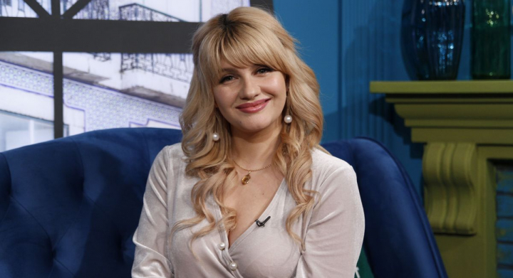 Cat de frumos! La aniversarea celor 6 ani de casatorie, Viorelia i-a dedicat sotului ei o melodie: „Atunci cand piesa are si o haina video, lumea o primeste mai adanc” - VIDEO Cat de frumos! La aniversarea celor 6 ani de casatorie, Viorelia i-a dedicat sotului ei o melodie: „Atunci cand piesa are si o haina video, lumea o primeste mai adanc” - VIDEO