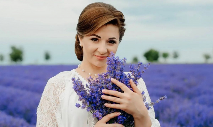 Are sau nu Cristina Ceaus aere de vedeta? Vezi cat de sincera a fost interpreta de muzica populara si cum a raspuns la cateva intrebari provocatoare - VIDEO Are sau nu Cristina Ceaus aere de vedeta? Vezi cat de sincera a fost interpreta de muzica populara si cum a raspuns la cateva intrebari provocatoare - VIDEO