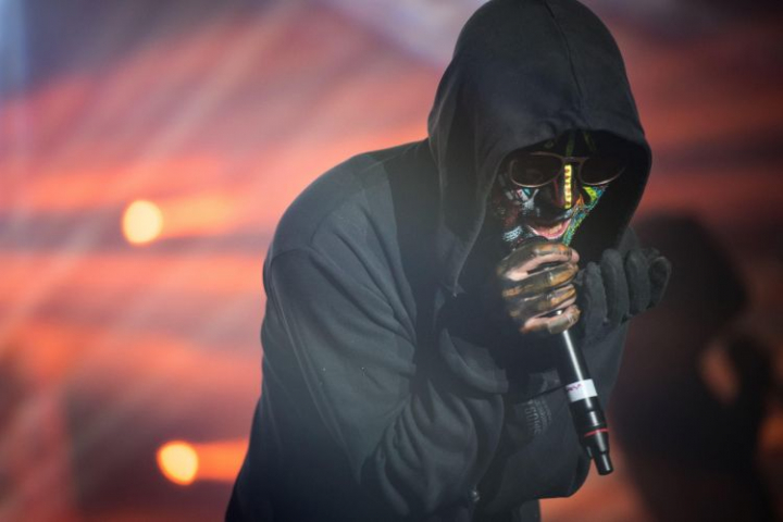 Fan curajos! Ce i s-a intamplat lui Carla's Dreams in timp ce canta la concert. Vezi cum a reactionat interpretul - VIDEO Fan curajos! Ce i s-a intamplat lui Carla's Dreams in timp ce canta la concert. Vezi cum a reactionat interpretul - VIDEO