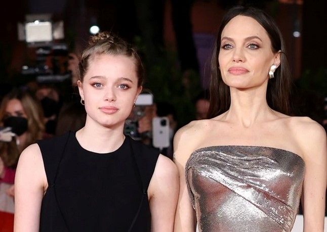 Angelina Jolie, surprinsa tinandu-se de mana cu fiica Zahara. Actrita este superba intr-o tinuta office Angelina Jolie, surprinsa tinandu-se de mana cu fiica Zahara. Actrita este superba intr-o tinuta office