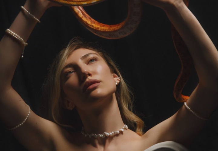 Fii stilata si poarta perle ca si Coco Chanel! Afla povestea Milei Jarcutchii si Victoriei Maxim care au descoperit bijuterii unice si rafinate: „O modalitate de a arata scump, care costa accesibil” - VIDEO Fii stilata si poarta perle ca si Coco Chanel! Afla povestea Milei Jarcutchii si Victoriei Maxim care au descoperit bijuterii unice si rafinate: „O modalitate de a arata scump, care costa accesibil” - VIDEO