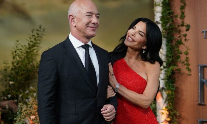 Jeff Bezos a cerut-o in casatorie pe Lauren Sanchez cu un inel de 2,5 milioane de dolari. Au sarbatorit pe noul iaht al miliardarului - FOTO Jeff Bezos a cerut-o in casatorie pe Lauren Sanchez cu un inel de 2,5 milioane de dolari. Au sarbatorit pe noul iaht al miliardarului - FOTO