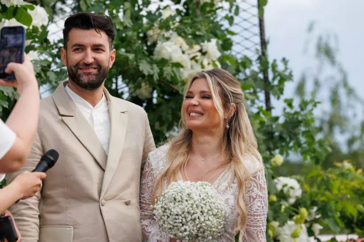 Primele imagini de la nunta Ginei Pistol cu Smiley. Cum arata prima rochie de mireasa a vedetei - FOTO Primele imagini de la nunta Ginei Pistol cu Smiley. Cum arata prima rochie de mireasa a vedetei - FOTO