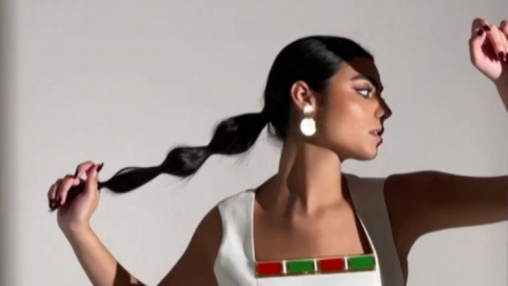 O casa de moda creeaza rochii inspirate din Egiptul antic cu ajutorul AI. „Parca as lucra cu o echipa de un milion de oameni” O casa de moda creeaza rochii inspirate din Egiptul antic cu ajutorul AI. „Parca as lucra cu o echipa de un milion de oameni”