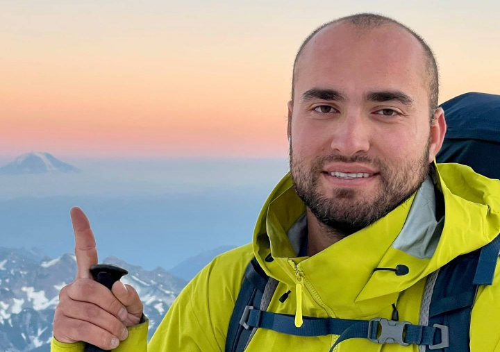 A devenit tatic pentru a patra oara in timp ce urca pe Everest! Afla experienta moldoveanului Vladislav Zotea care cucerit acoperisul lumii: „Am stat cu ea la telefon pana a nascut, dupa care...” - VIDEO A devenit tatic pentru a patra oara in timp ce urca pe Everest! Afla experienta moldoveanului Vladislav Zotea care cucerit acoperisul lumii: „Am stat cu ea la telefon pana a nascut, dupa care...” - VIDEO