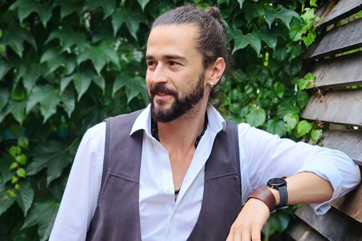 Pasha Parfeni a implinit 37 de ani! Vezi cum a fost surprins interpretul la miez de noapte - VIDEO