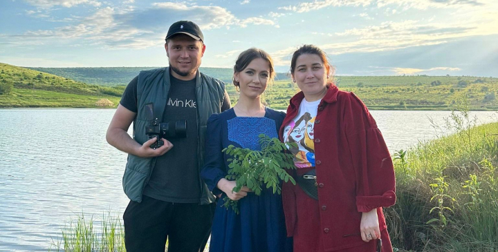 Un nou videoclip regizat de Victoria Rosca! Cine este interpreta care a colaborat cu Orchestra „Lautarii”: „E o piesa de muzica populara si despre copilaria de alta data la bunei” - VIDEO Un nou videoclip regizat de Victoria Rosca! Cine este interpreta care a colaborat cu Orchestra „Lautarii”: „E o piesa de muzica populara si despre copilaria de alta data la bunei” - VIDEO