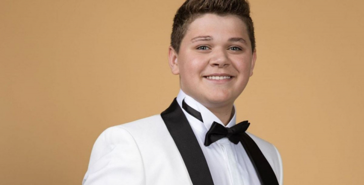 Oleg Spinu, hora cu colegii in curtea scolii! Artistul a absolvit gimnaziul si se pregateste de liceu - VIDEO Oleg Spinu, hora cu colegii in curtea scolii! Artistul a absolvit gimnaziul si se pregateste de liceu - VIDEO