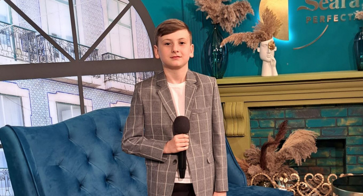 A induiosat inimile cu piesa „Adio”! Micul interpret Victor Bobrov a mostenit talentul de la tatal sau - VIDEO A induiosat inimile cu piesa „Adio”! Micul interpret Victor Bobrov a mostenit talentul de la tatal sau - VIDEO