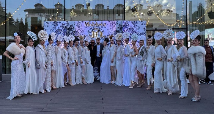 Defilari pe podium, tinute glamuroase - intr-un eveniment grandios la Chisinau! Catalin Botezatu si unul dintre cei mai renumiti hairstylisti din lume si-au facut aparitia la The Most Fashion Days - VIDEO Defilari pe podium, tinute glamuroase - intr-un eveniment grandios la Chisinau! Catalin Botezatu si unul dintre cei mai renumiti hairstylisti din lume si-au facut aparitia la The Most Fashion Days - VIDEO