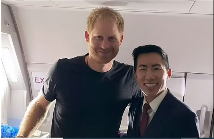 Ce cadou i-a facut Printul Harry unui insotitor de zbor care a fost dragut cu el