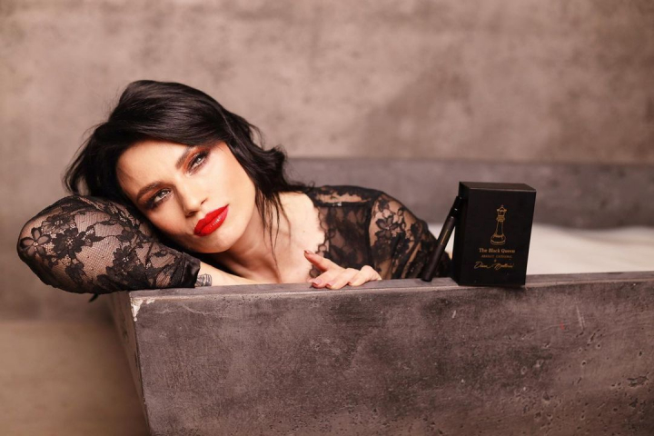 Vara este despre cocktail-uri! Diana Ballerini face niste bauturi senzationale. „Am si un parfum cu aceasta denumire si in cocktail sunt ingredientele care sunt si in parfum” - VIDEO
Vara este despre cocktail-uri! Diana Ballerini face niste bauturi senzationale. „Am si un parfum cu aceasta denumire si in cocktail sunt ingredientele care sunt si in parfum” - VIDEO