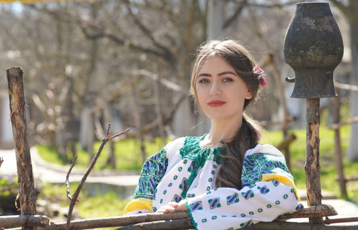 Marcela Vuicu - premiera muzicala! Artista si-a retrait copilaria prin noul sau videoclip, la o margine de sat: „Pentru mine tema buneilor ramane a fi foarte sensibila...” - VIDEO Marcela Vuicu - premiera muzicala! Artista si-a retrait copilaria prin noul sau videoclip, la o margine de sat: „Pentru mine tema buneilor ramane a fi foarte sensibila...” - VIDEO