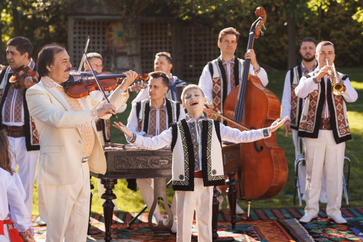 Merge pe urmele tatalui sau! Fiul interpretului Ion Paladi a lansat piesa „Sunt fecior de moldovean” - VIDEO Merge pe urmele tatalui sau! Fiul interpretului Ion Paladi a lansat piesa „Sunt fecior de moldovean” - VIDEO