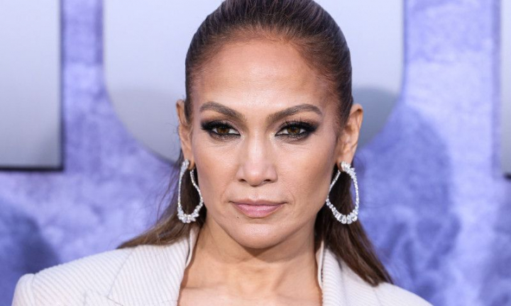 Jennifer Lopez, criticata dupa ce a facut publica o poza cu Ben Affleck la bustul gol: „De ce ai posta asa ceva?”