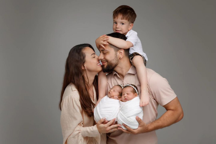 Prima sedinta foto in 5! Maggy Platon a publicat fotografii adorabile alaturi de sotul sau si cei trei copii - FOTO Prima sedinta foto in 5! Maggy Platon a publicat fotografii adorabile alaturi de sotul sau si cei trei copii - FOTO