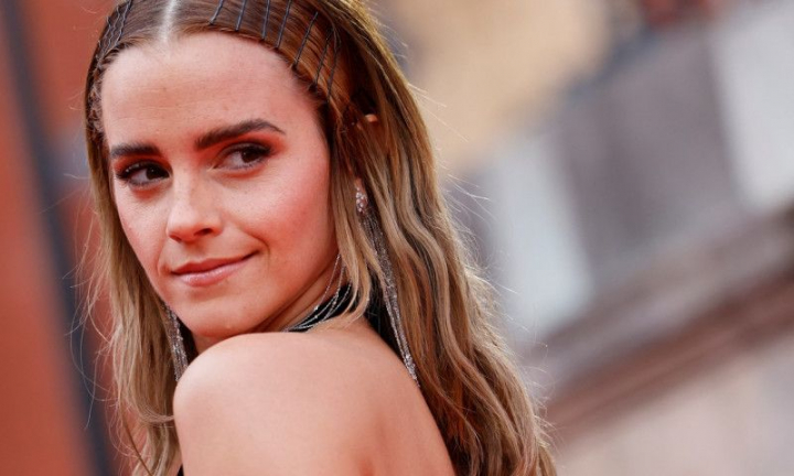 Emma Watson, criticata de fani, dupa ce a imbracat o rochie care parca sfideaza gravitatia: "Cum sta pe tine? Ai agatat-o de urechi?" Emma Watson, criticata de fani, dupa ce a imbracat o rochie care parca sfideaza gravitatia: "Cum sta pe tine? Ai agatat-o de urechi?"