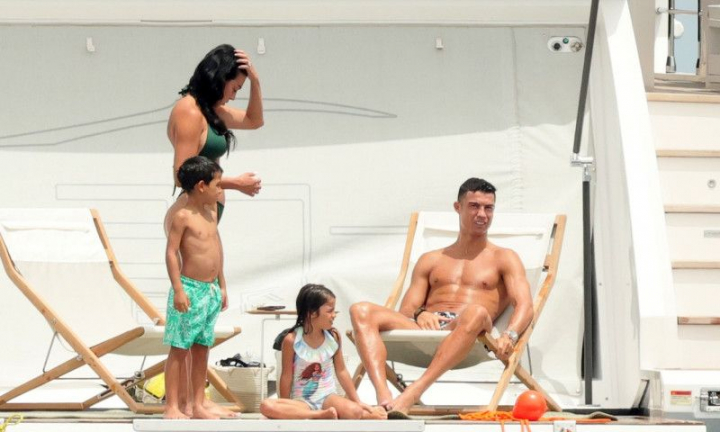Georgina Rodriguez, intr-un costum de baie minuscul, pe iaht, in Sardinia. Ea cu ochii pe copii, Cristiano Ronaldo, relaxare deplina Georgina Rodriguez, intr-un costum de baie minuscul, pe iaht, in Sardinia. Ea cu ochii pe copii, Cristiano Ronaldo, relaxare deplina