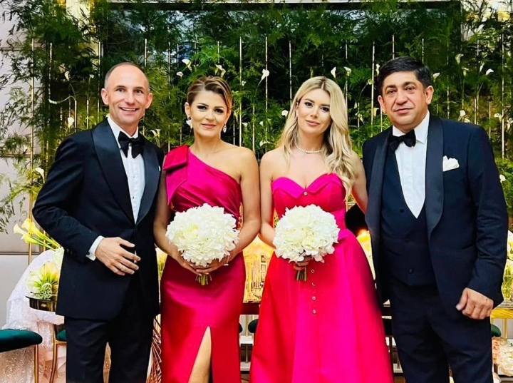 Corneliu Botgros si Ion Paladi - nasii bogatasii! Artistii, alaturi de sotiile lor au cununat-o pe interpreta Cristina Spatar. Vezi ce tinute spectaculoase au purtat cele doua cupluri - FOTO Corneliu Botgros si Ion Paladi - nasii bogatasii! Artistii, alaturi de sotiile lor au cununat-o pe interpreta Cristina Spatar. Vezi ce tinute spectaculoase au purtat cele doua cupluri - FOTO