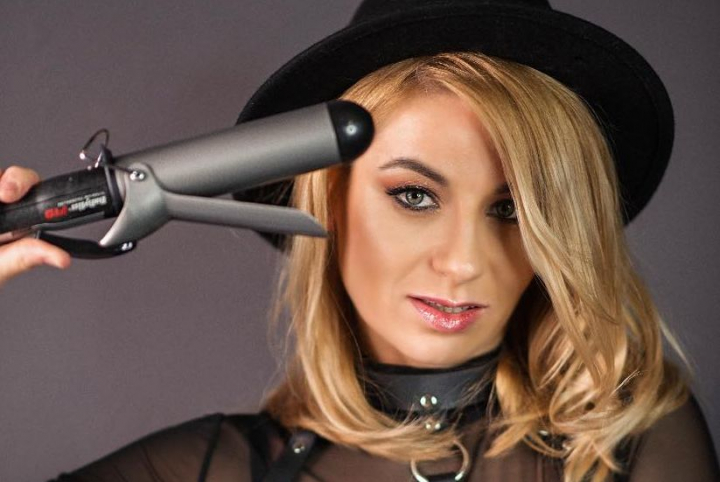 Cum obtinem bucle rezistente? Hair stylistul Victoria Colta stie secretul: „Daca am un par foarte fin, foarte subtire, la baza voi alege...” - VIDEO Cum obtinem bucle rezistente? Hair stylistul Victoria Colta stie secretul: „Daca am un par foarte fin, foarte subtire, la baza voi alege...” - VIDEO