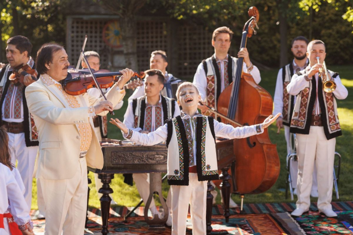 Peste 100 de mii de vizualizari in doar 9 zile! Fiul lui Ion Paladi face furori pe Youtube cu prima lui piesa si videoclip - VIDEO Peste 100 de mii de vizualizari in doar 9 zile! Fiul lui Ion Paladi face furori pe Youtube cu prima lui piesa si videoclip - VIDEO