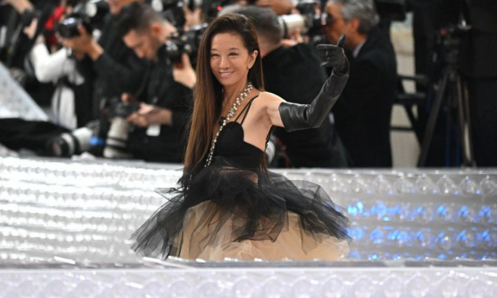 A implinit 74 de ani si a sarbatorit intr-o tinuta minuscula. Designerul Vera Wang uimeste pe zi ce trece: "Uitati de Benjamin Button!" - FOTO