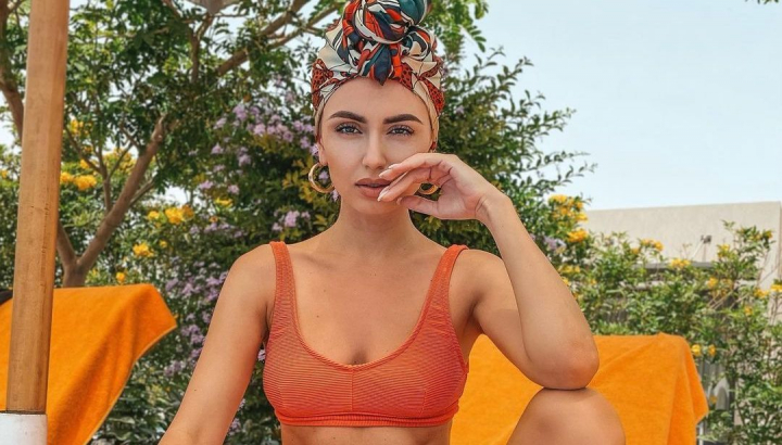 Modalitati inedite in care poti purta esarfa! Afla de la Ana-Irina mai multe secrete cum iti poti asorta tinutele - VIDEO