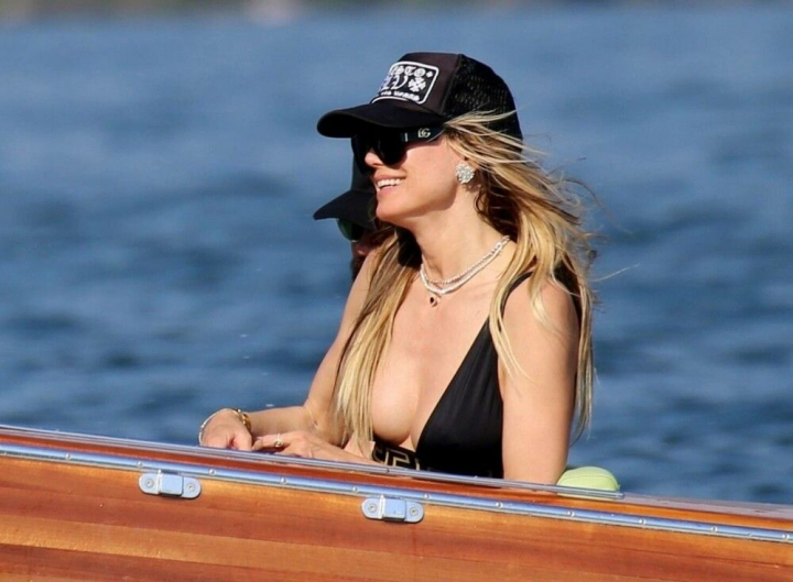 Heidi Klum, fotografii indraznete pe o barca, in Italia. Cum arata supermodelul in costum de baie la 50 de ani - GALERIE FOTO