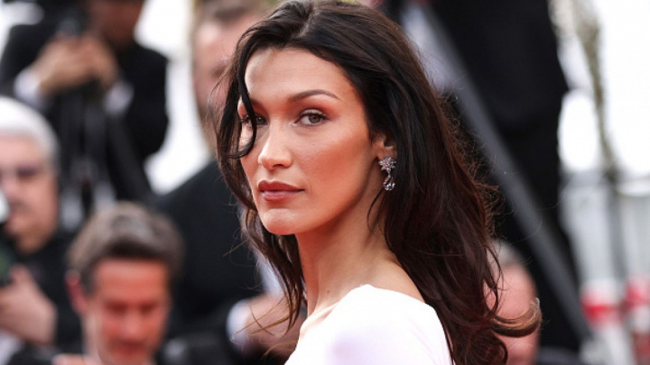 In blugi largi si cu batic pe cap. Bella Hadid este in cautarea camuflajului perfect pentru a scapa de paparazzi