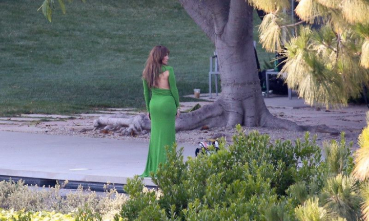 Jennifer Lopez, sedinta foto in care a debordat de senzualitate. JLo a pozat intr-o rochie mulata, cu decupaje laterale pronuntate - FOTO