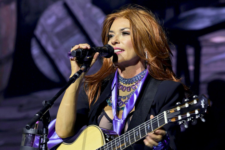 Momentul in care Shania Twain cade pe scena in timpul concertului din Illinois. Artista de 57 de ani a dat vina pe cizmele cu toc - FOTO Momentul in care Shania Twain cade pe scena in timpul concertului din Illinois. Artista de 57 de ani a dat vina pe cizmele cu toc - FOTO