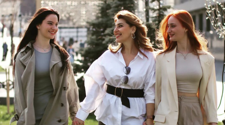 Desi sunt gemene, au purtat tinute complet diferite! Vezi cum si-au facut aparitia fetele interpretei Aura la balul de absolvire - FOTO Desi sunt gemene, au purtat tinute complet diferite! Vezi cum si-au facut aparitia fetele interpretei Aura la balul de absolvire - FOTO