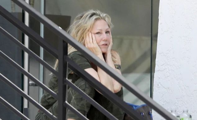 Ipostazele bizare in care a fost surprinsa Heather Locklear. Actrita pare foarte tulburata