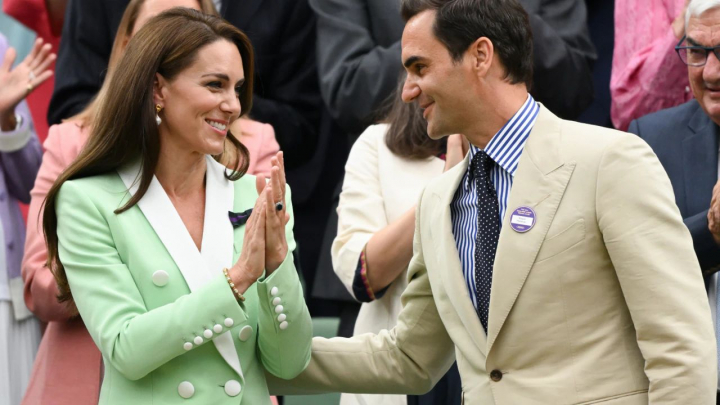 Gafa la Wimbledon! Roger Federer a incalcat protocolul regal si a pus-o pe Kate Middleton intr-o situatie stanjenitoare - FOTO Gafa la Wimbledon! Roger Federer a incalcat protocolul regal si a pus-o pe Kate Middleton intr-o situatie stanjenitoare - FOTO