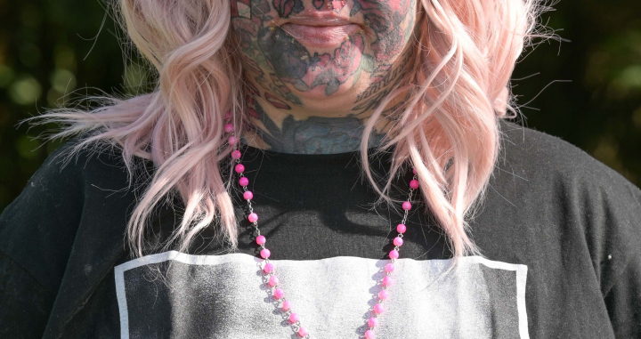 O femeie cu 800 de tatuaje se plange ca nu-si gaseste loc de munca si nu este primita in scoala copiilor. Cum arata acum - FOTO O femeie cu 800 de tatuaje se plange ca nu-si gaseste loc de munca si nu este primita in scoala copiilor. Cum arata acum - FOTO